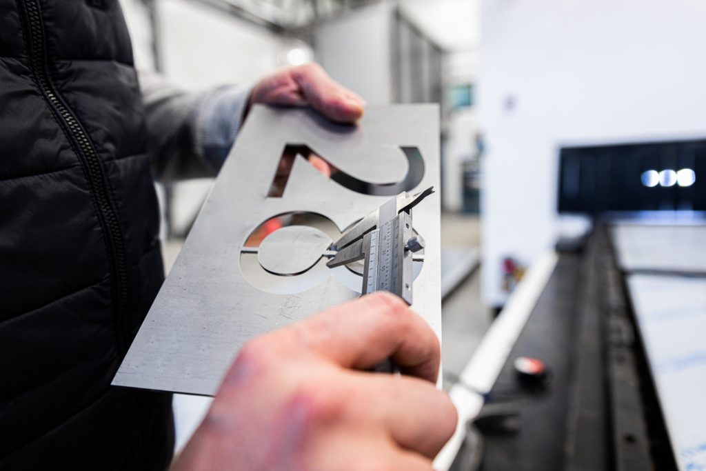 Corte de metales con maquinaria avanzada en Talleres Mon S.L.